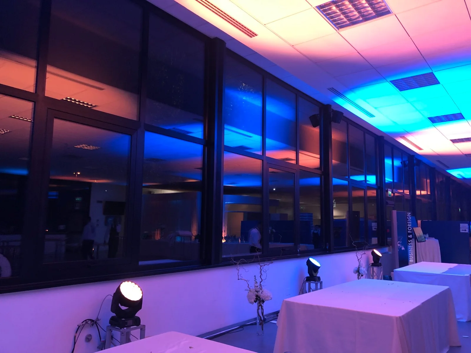 Allestimento luci per evento aziendale realizzato con illuminazione colorata
