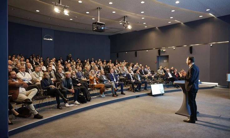 Conferenza aziendale con relatore e pubblico in sala
