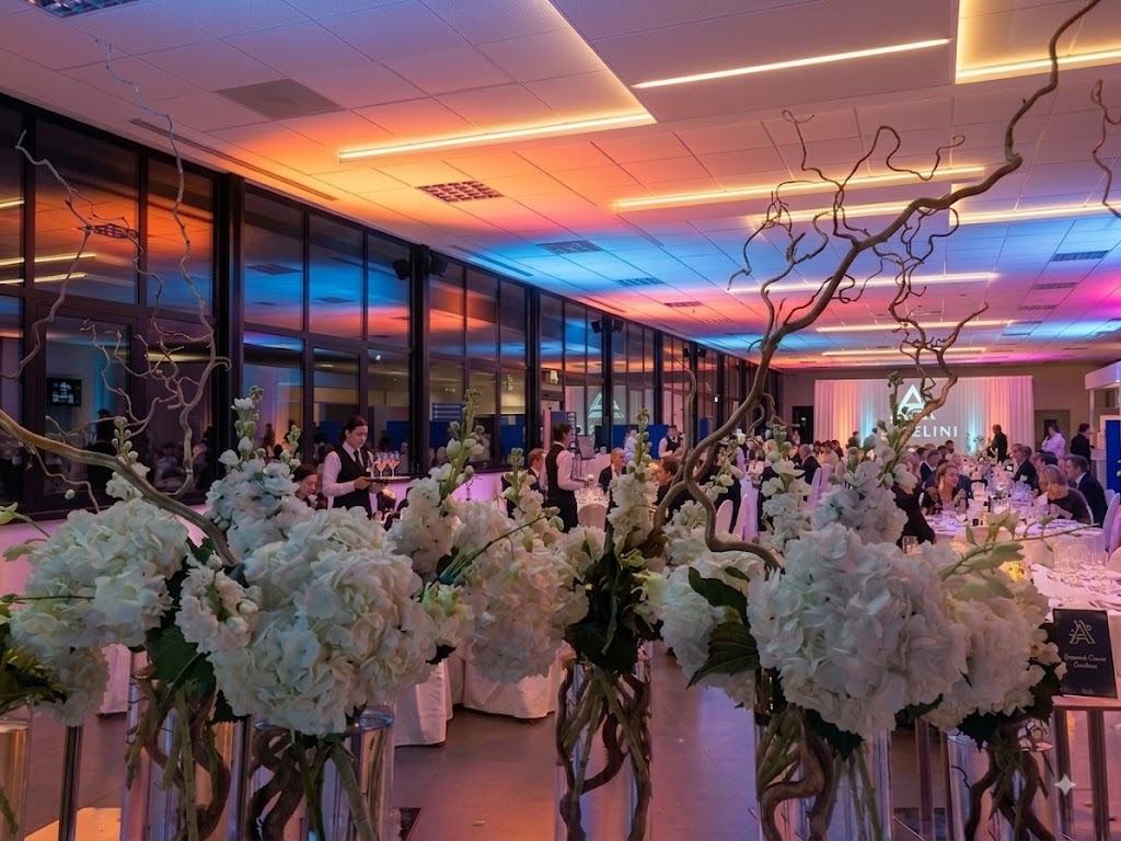 Cena aziendale Angelini con illuminazione scenografica e allestimento professionale